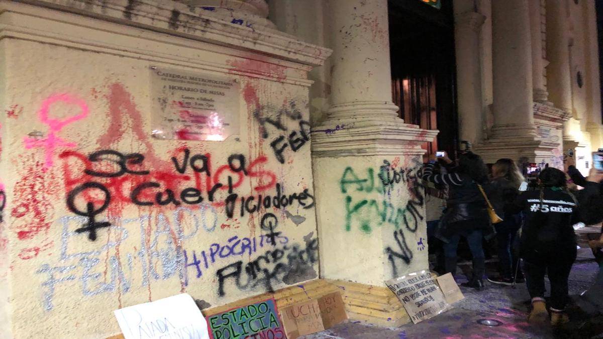 Resultado de imagem para Feministas vandalizam e causam pânico em fiéis que assistiam missa em Catedral no México